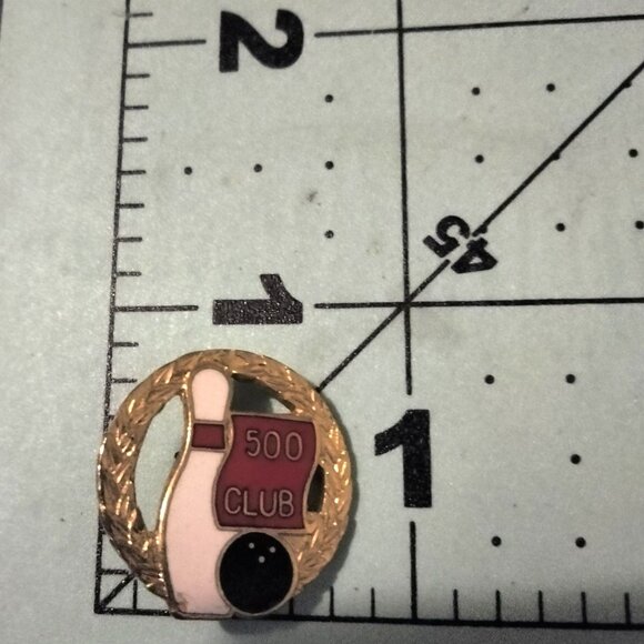 Vintage 500 Club Bowling Pin Enamel Gold Tone Lapel Pin Badge - Picture 3 of 5